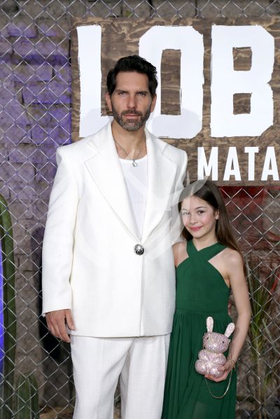 Arap Bethke, Camille y Fátima con Lobo