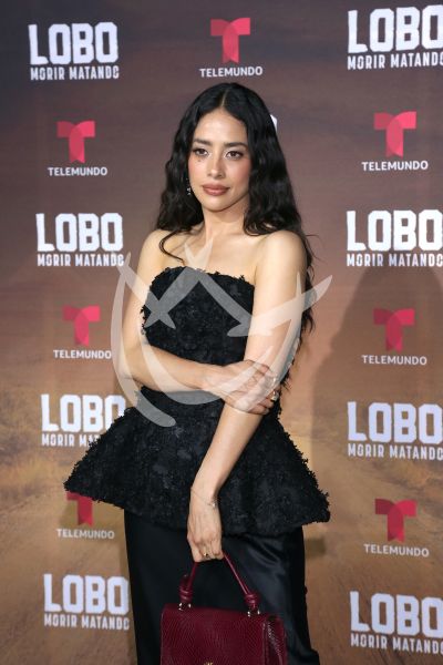 Fátima Molina con Lobo 