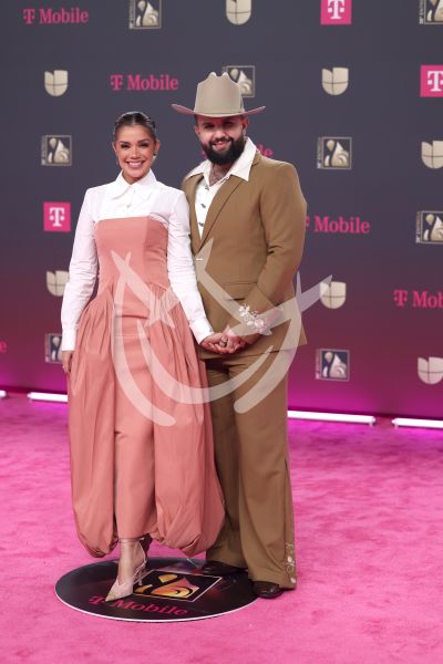 Carín León y novia en PLN