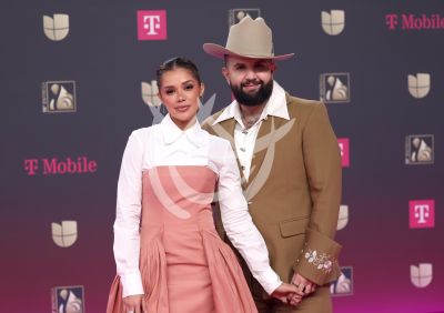 Carín León con novia y más en PLN