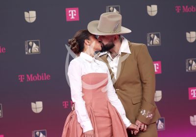 Carín León y novia en PLN