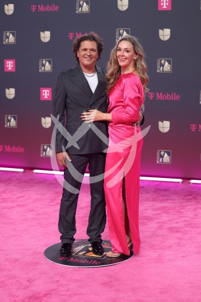 Carlos Vives y esposa en PLN