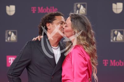 Carlos Vives y esposa en PLN