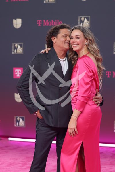 Carlos Vives y esposa en PLN