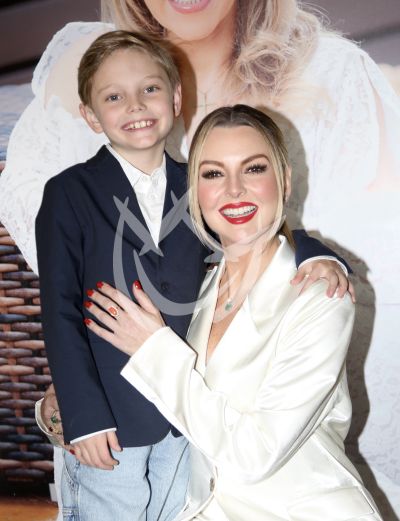 Marjorie de Sousa e hijo Matías
