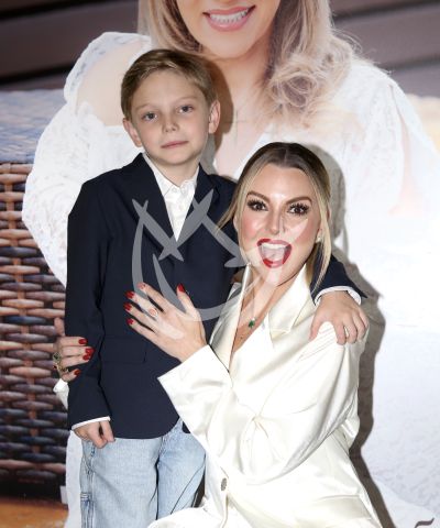Marjorie de Sousa e hijo Matías