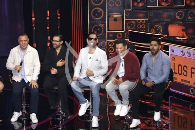 Juego de Voces elenco