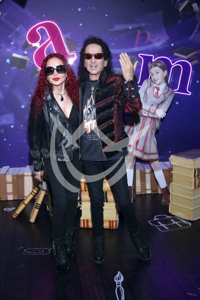 Alex y Chela Lora en Matilda