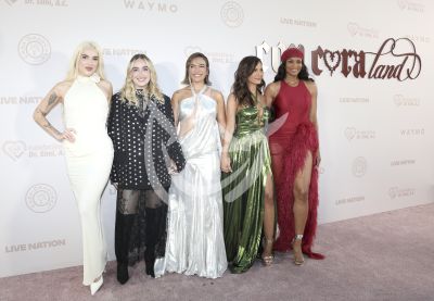 Karol G y amigas con Con Cora