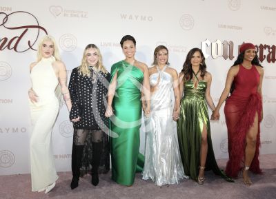 Karol G y amigas con Con Cora