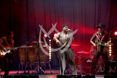 Grupo Frontera con Un Solo Corazón