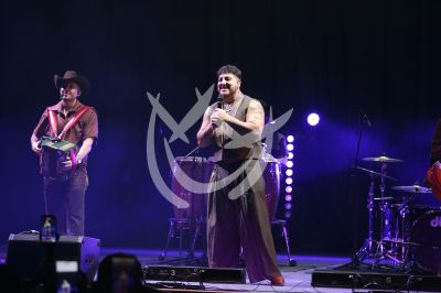 Grupo Frontera con Un Solo Corazón