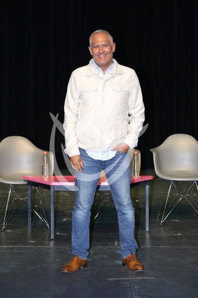 Arath de la Torre presenta Los Marihuanólogos