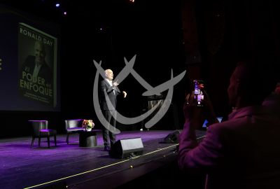 Ronald Day con El Poder