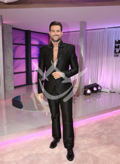 Clovis Nienow con Mujeres Billboard