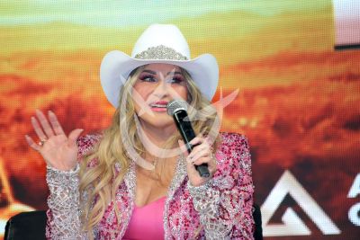 Alicia Villareal con Bendita Locura