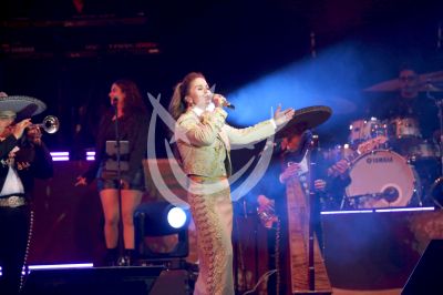 Lucero canta a las mamis