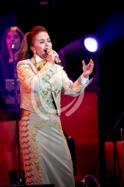Lucero canta a las mamis