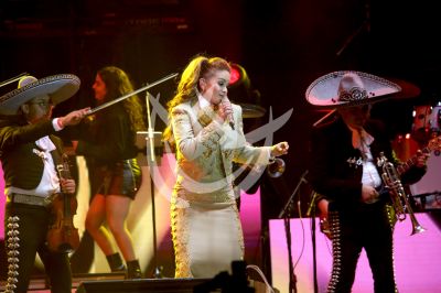 Lucero canta a las mamis