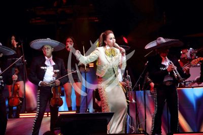 Lucero canta a las mamis