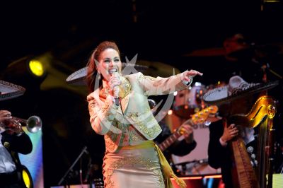 Lucero canta a las mamis