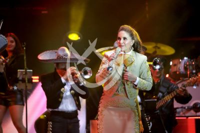 Lucero canta a las mamis