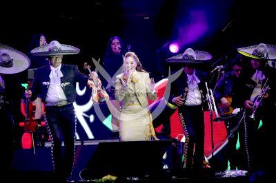Lucero canta a las mamis