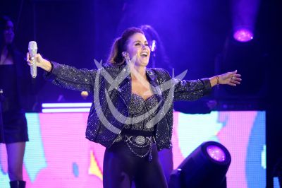 Lucero canta a las mamis