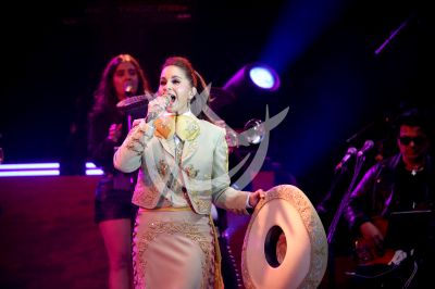 Lucero canta a las mamis