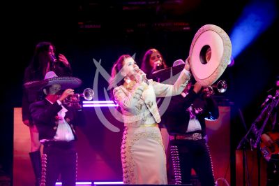 Lucero canta a las mamis