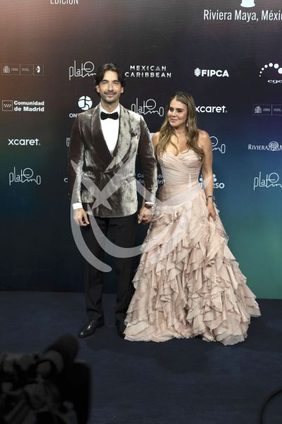 Carlos Torres y novia en los Platino