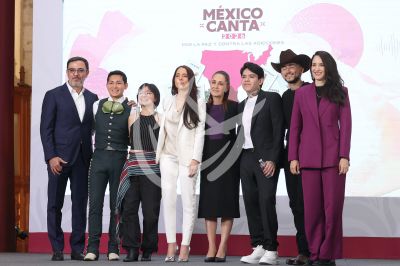 Majo Aguilar canta por la Paz