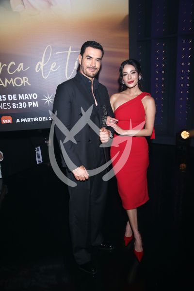 David Zepeda y Oka Giner en Tan Cerca de Ti