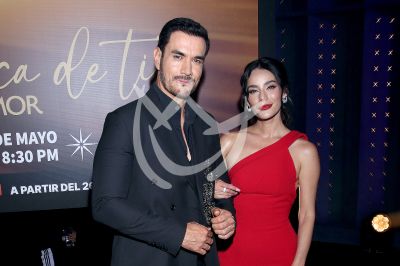 David Zepeda y Oka Giner en Tan Cerca de Ti