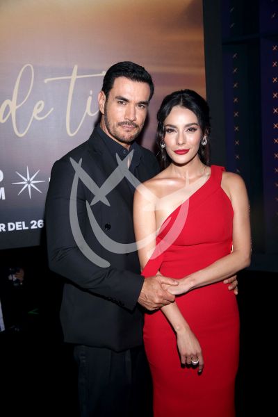 David Zepeda y Oka Giner en Tan Cerca de Ti