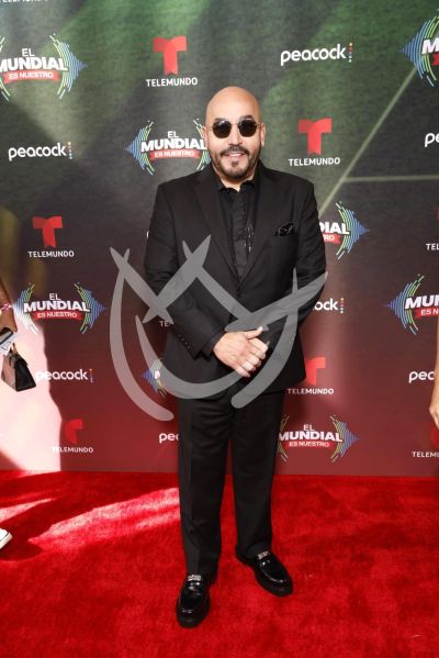 Lupillo Rivera y novia en EMEN