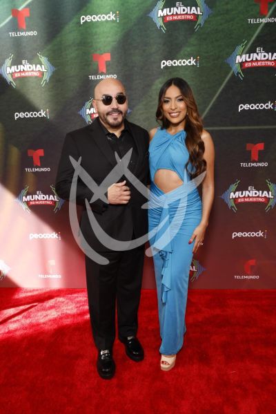 Lupillo Rivera y novia en EMEN