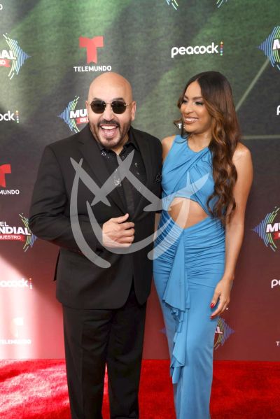 Lupillo Rivera y novia en EMEN
