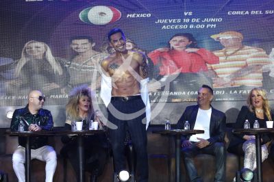 Charly López ¡sin camisa! en La Máquina del Tiempo