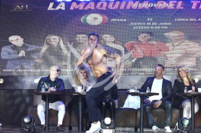 Charly López ¡sin camisa! en La Máquina del Tiempo