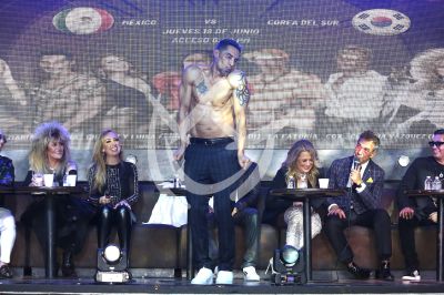Charly López ¡sin camisa! en La Máquina del Tiempo
