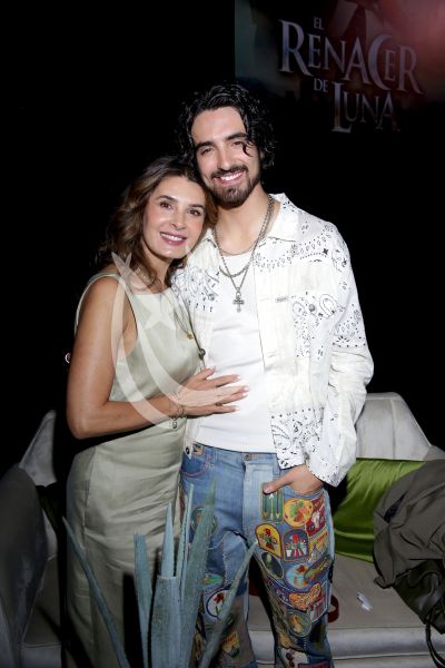 Mayrín Villanueva e hijo Sebastián Poza