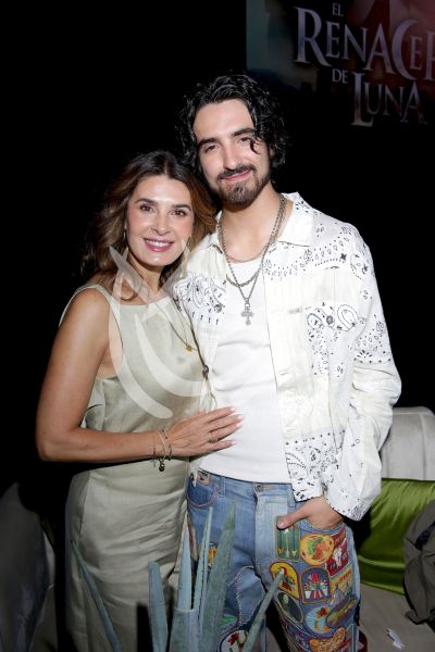 Mayrín Villanueva e hijo Sebastián Poza