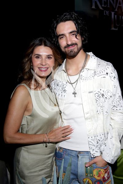 Mayrín Villanueva e hijo Sebastián Poza