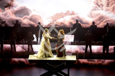 Gloria Trevi con Jacqie en concierto
