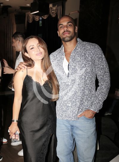 La Bronca y Josh con Aura