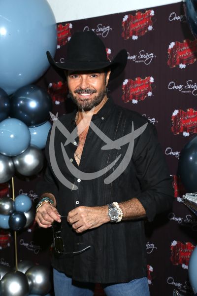 Pablo Montero cumple con Perfume