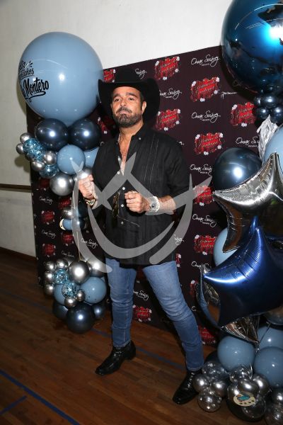 Pablo Montero cumple con Perfume