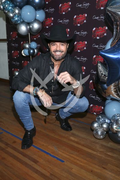 Pablo Montero cumple con Perfume