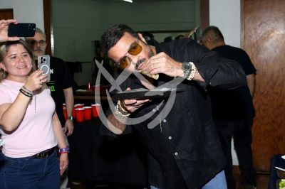 Pablo Montero celebra 52 con Perfume y tacos